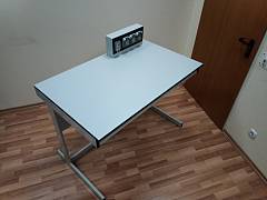 Стол лабораторный в комплекте с электроблоком (три розетки 250В/16A/2P+E (класс IP65)), столешница HPL, 1200x750x900 см, без тумбы